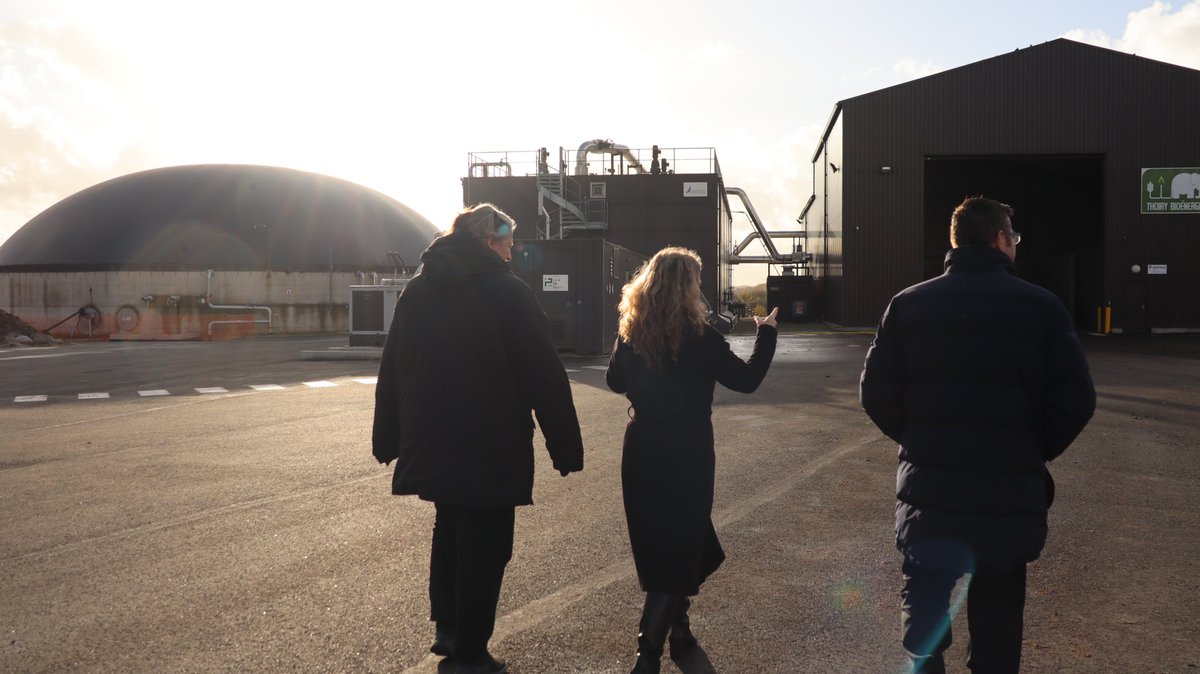 Grâce à des circuits courts et des unités à l’avant-garde, comme Thoiry Bioenergie, nous relevons le défi des énergies renouvelables. Merci à Colomba de la Panouse, directrice de @zoothoiry et à Sylvie Fleury, directrice, d’œuvrer en faveur de la transition écologique.
