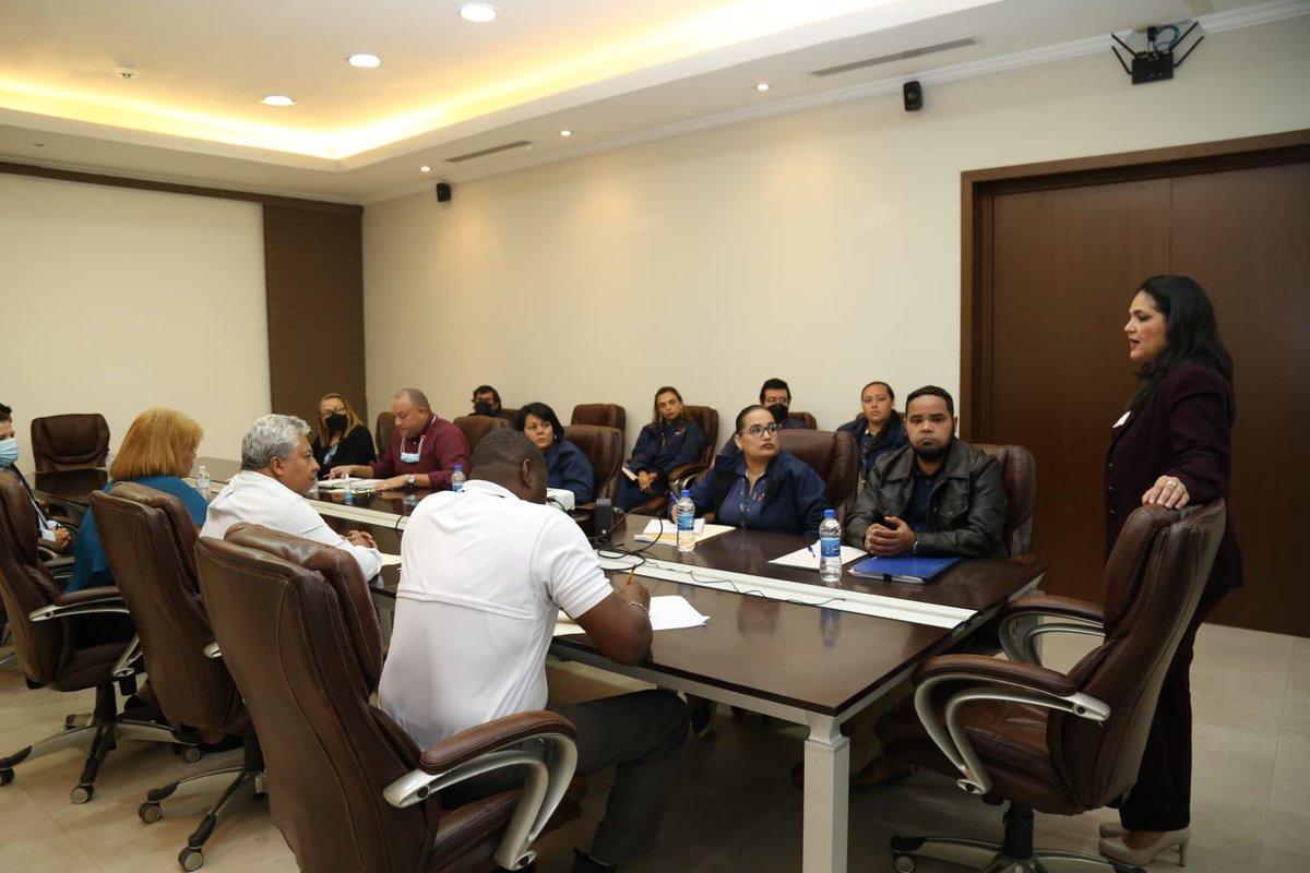 aduanaspanama's tweet photo. En Aduanas se instala mesa de negociación con miembros de la Asociación de Funcionarios de Aduanas (ANAFA) que reclaman el pago de incentivos, en la reunión participan representantes del Ministerio de Economía y Finanzas. https://t.co/I5uONfKjSZ