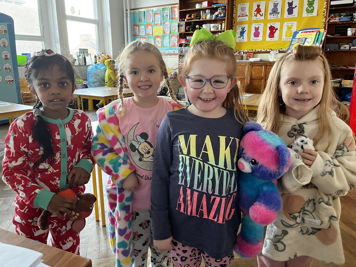 MissMcCClass's tweet photo. Lá Pitseámaí ar scoil! 

#naíonáinbheaga https://t.co/dN5562oNYa