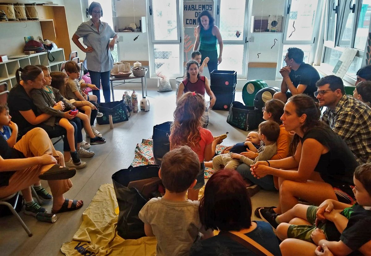ErresEco's tweet photo. Cerramos la semana acompañando al @ScholemA y las familias del jardín, con un taller de Separación de Residuos y Compost en casa.
Poder sumar conciencia y herramientas para cuidar el planeta, es de las cosas que más disfrutamos hacer
#cuidarelplaneta #educaciónambiental https://t.co/6m1dgq7bzp