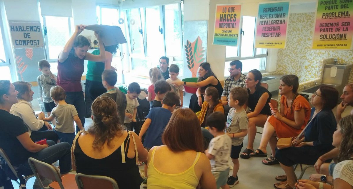 ErresEco's tweet photo. Cerramos la semana acompañando al @ScholemA y las familias del jardín, con un taller de Separación de Residuos y Compost en casa.
Poder sumar conciencia y herramientas para cuidar el planeta, es de las cosas que más disfrutamos hacer
#cuidarelplaneta #educaciónambiental https://t.co/6m1dgq7bzp