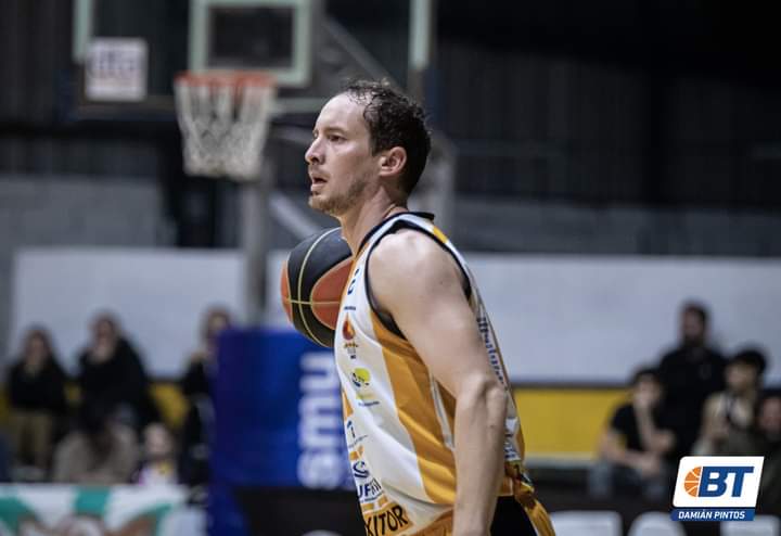 TeamRocaAgency's tweet photo. ANDRES PIÑEIRO #️⃣9️⃣ Buen aporte en la victoria de @auribasquet vs @ReductoClub por la @DTAFubb 
📊 10pts 3asist 2rec +6 VAL 7 en 22:18 @AndresPF12
#DTA2022🇺🇾 || #TeamRoca🏀 
📷 @BasquetTotal @DamiPintos22 https://t.co/WCicLQOVMn