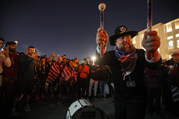 Los hinchas de Estados Unidos presentes en las afueras del estadio Al Bayt.