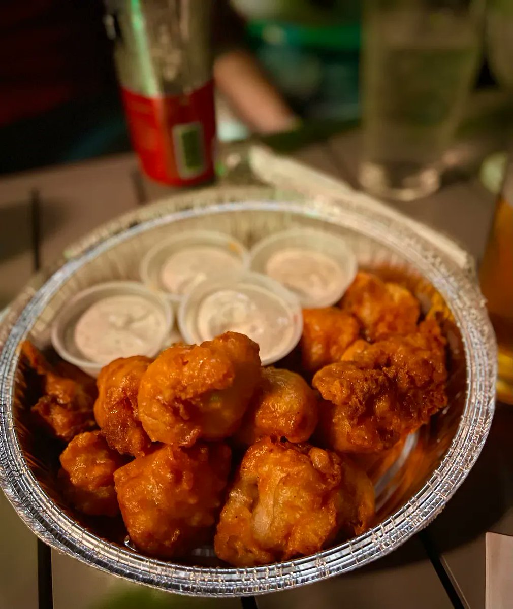 JohnOberg's tweet photo. I recently had the best wings of my life. And guess what? They were #vegan and made out of cauliflower. 😉🌱 https://t.co/UYccBv2IV5