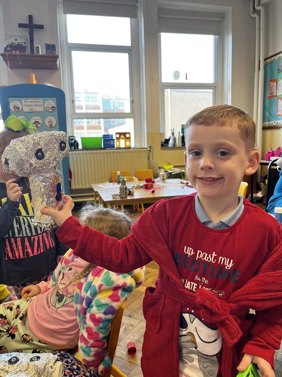 MissMcCClass's tweet photo. Rinneamar róbait sa rang inniu. Bhíomar ag athchúrsáil mar d'úsáid muid  na buidéil a fhaighimid lenár lón gach lá. 

#naíonáinbheaga https://t.co/sYZwRCaSG0