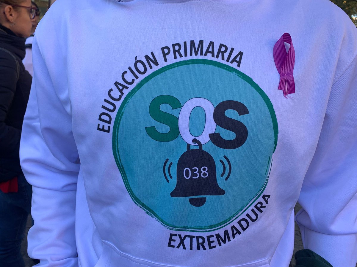 XExtremadura's tweet photo. 🔊Hoy hemos acompañado a SOS Educación Primaria en su protesta en las calles de Badajoz.💪🏻💪🏻

🗣Apoyamos estas reivindicaciones que creemos justas y que deben de ser atendidas‼️
#tutoriasparaprimaria
#NoAl2x1
#cadadocenteasuespecialidad
#BajadaDeRatio https://t.co/uKgXZtTXV2