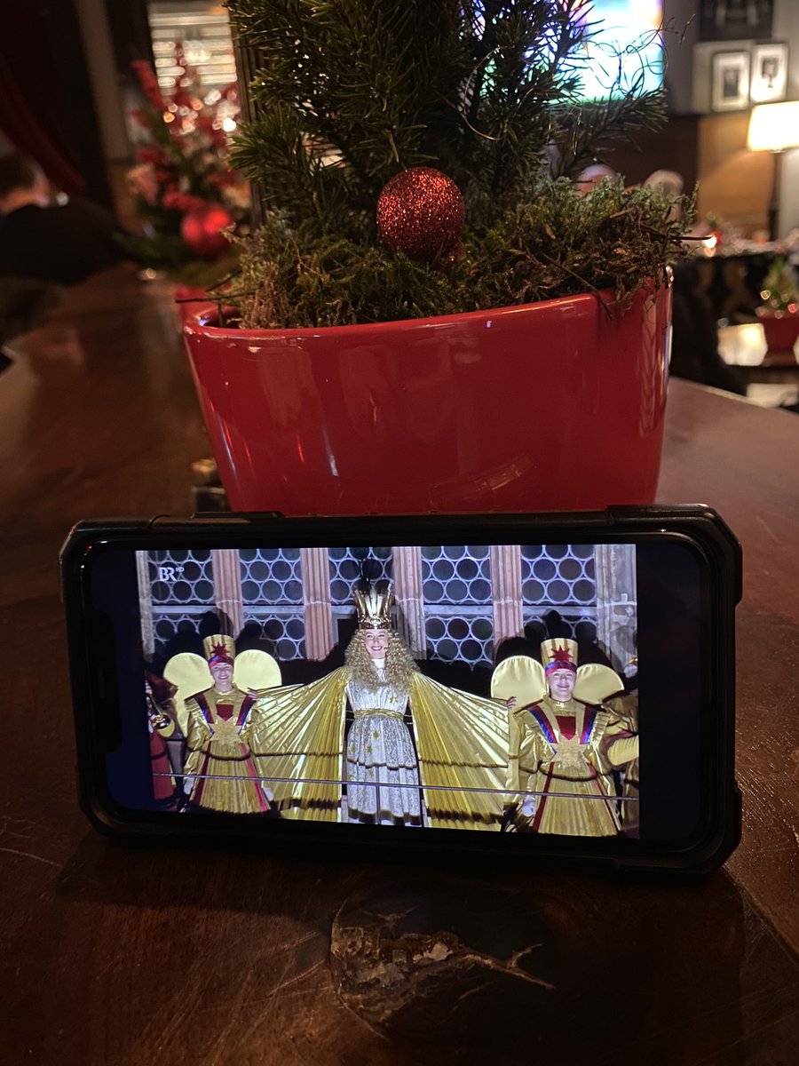 michaeloschmann's tweet photo. Eröffnung des #christkindlesmarkt in #Nürnberg. Schöner ist es nur noch vor Ort am #hauptmarkt @CKM_Nuernberg #advent #weihnachten https://t.co/hmZj0halw8