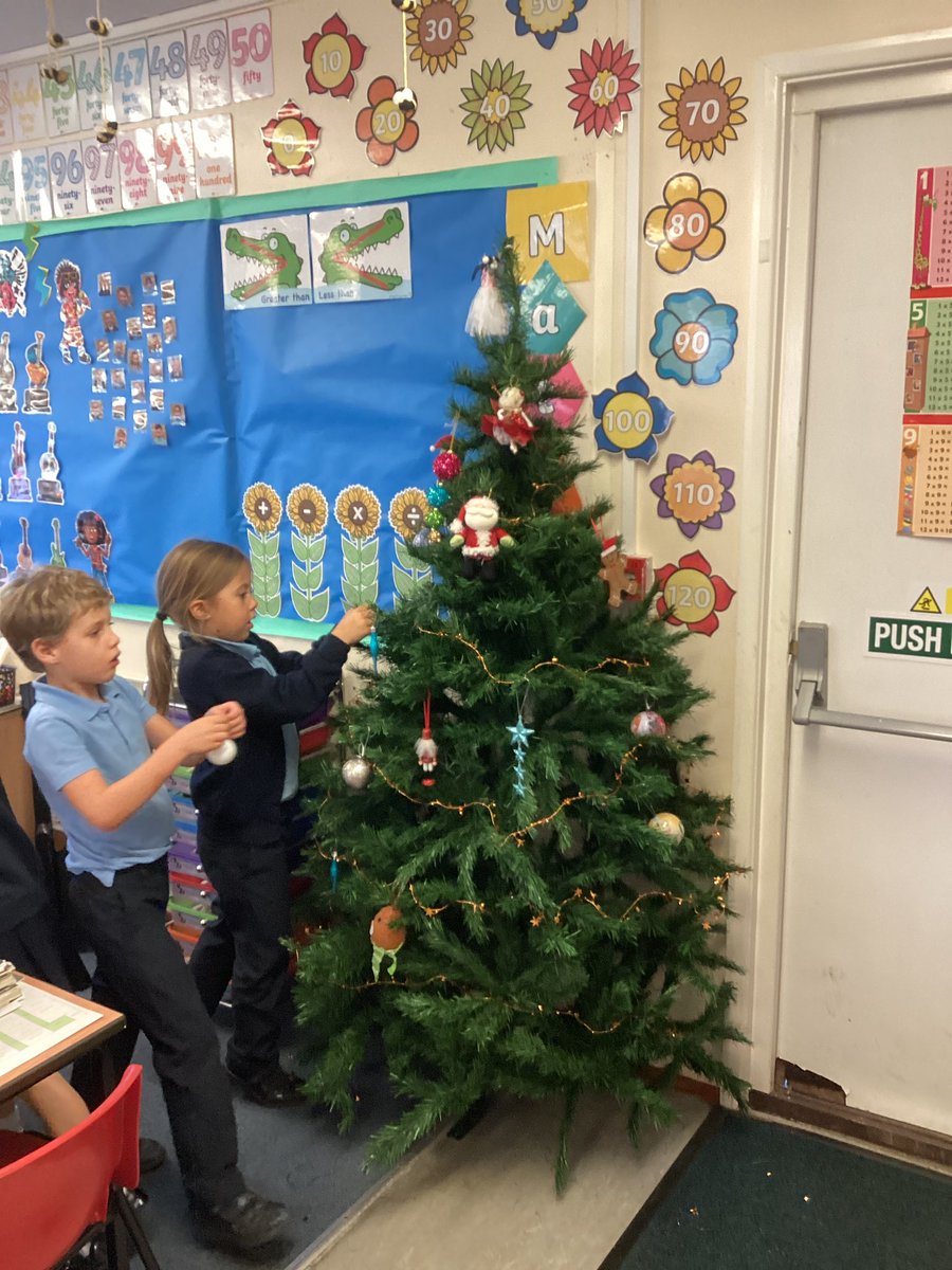 MrsTyler_2's tweet photo. We’ve only gone and done it…Christmas decs are up in Year 2 🎄 https://t.co/R8EsT8FriM