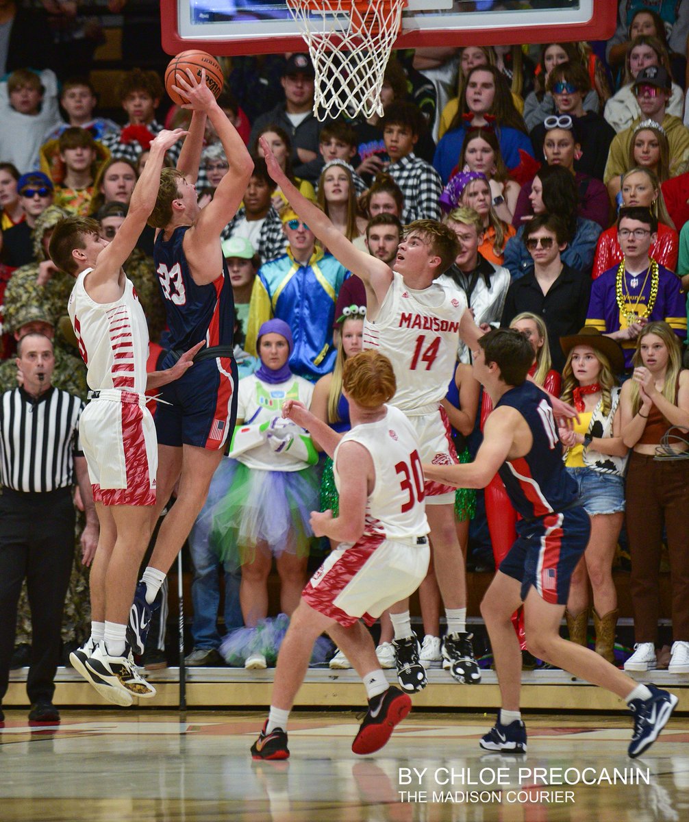 CampbellSports's tweet photo. Southwestern's boys won a thrilling 60-59 victory over Madison on Wednesday to claim its 4th Old Oaken Bucket in the past 5 years. (Madison Courier Photos by Chloe Preocanin) https://t.co/eXWxldRpZU