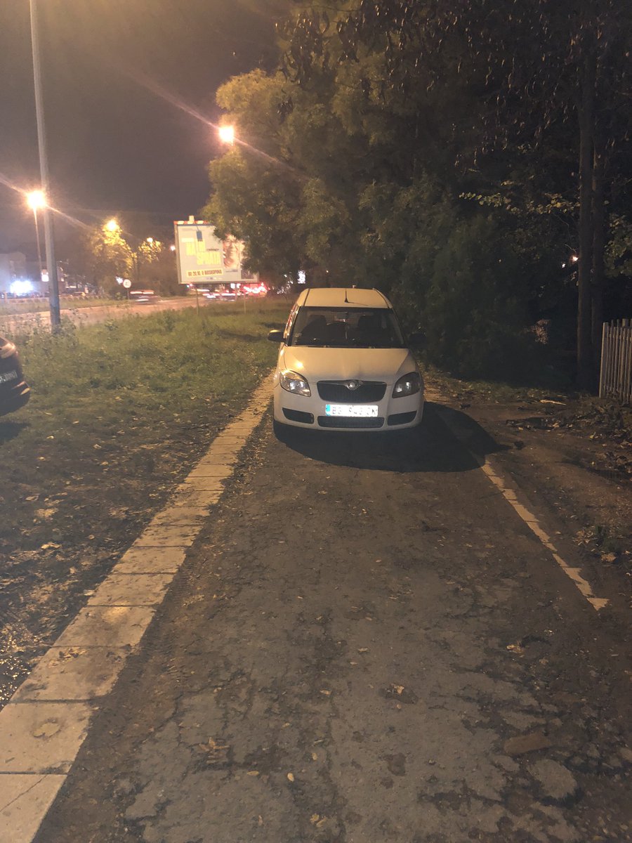 bciprijanovic's tweet photo. Геније за паркинг https://t.co/v1jLJwLQPz