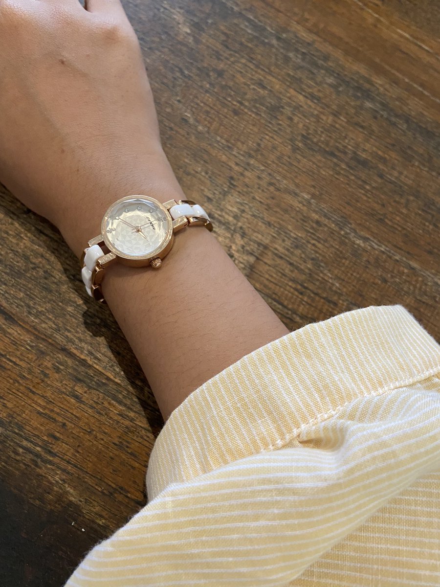 Model elegan. Diameter jam 22 mm. Tali nya kepanjangan jadi harus dipotong ke tukang jam dulu 
shope.ee/3Kp208lbE0