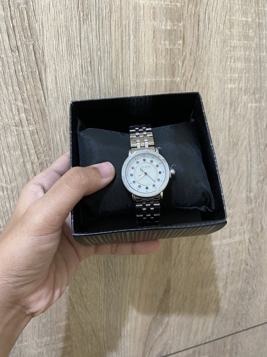 ⌚️Silver watch
Warna model elegant. Ukuran diameter kecil cocok buat tangan pergelangan kecil. Tapi harus di potong di tukang jam shope.ee/3pmpPgMHg0