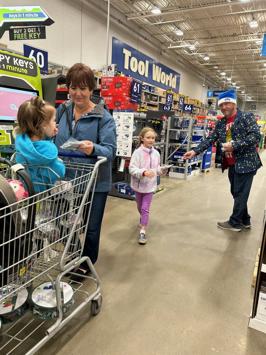 Store Manager in action. #R1RocksBF <a href="/BenitoKomadina/">Benito.Komadina@Lowes</a> <a href="/jaminplace/">Benjamin Place</a> <a href="/MYoungsonLowes/">Michael Youngson</a> <a href="/DustinCornell5/">Dustin Cornell</a>