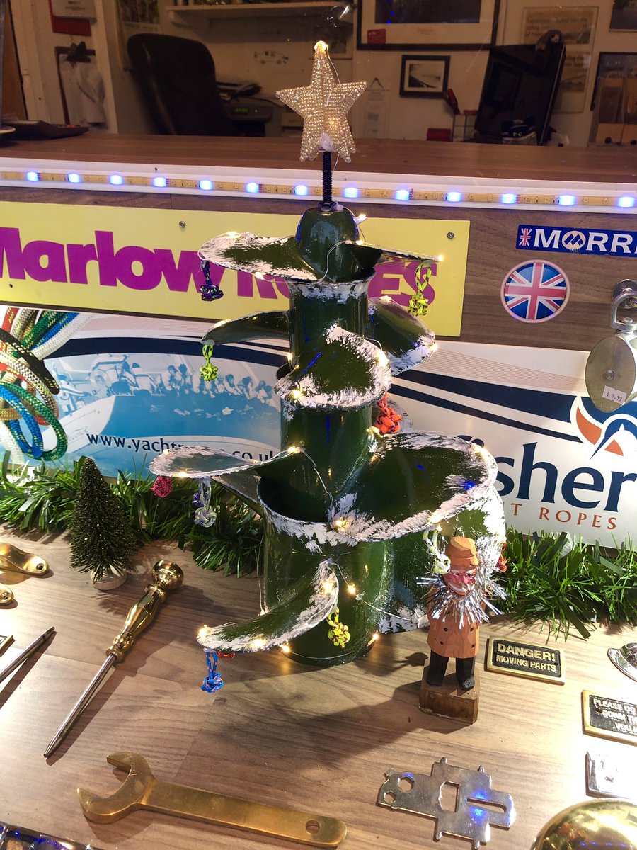 Did the Christmas window at The Boat Shop on Ferry Road today 🎄👍🏻 we have been working on a ‘Propeller Christmas Tree’ ever since <a href="/DundonEm/">PublicEmilyNo1</a> announced that she had dreamt of having one since she was a child. Christmas wishes do come true !! #teddington #thames #Christmas 🎄💭