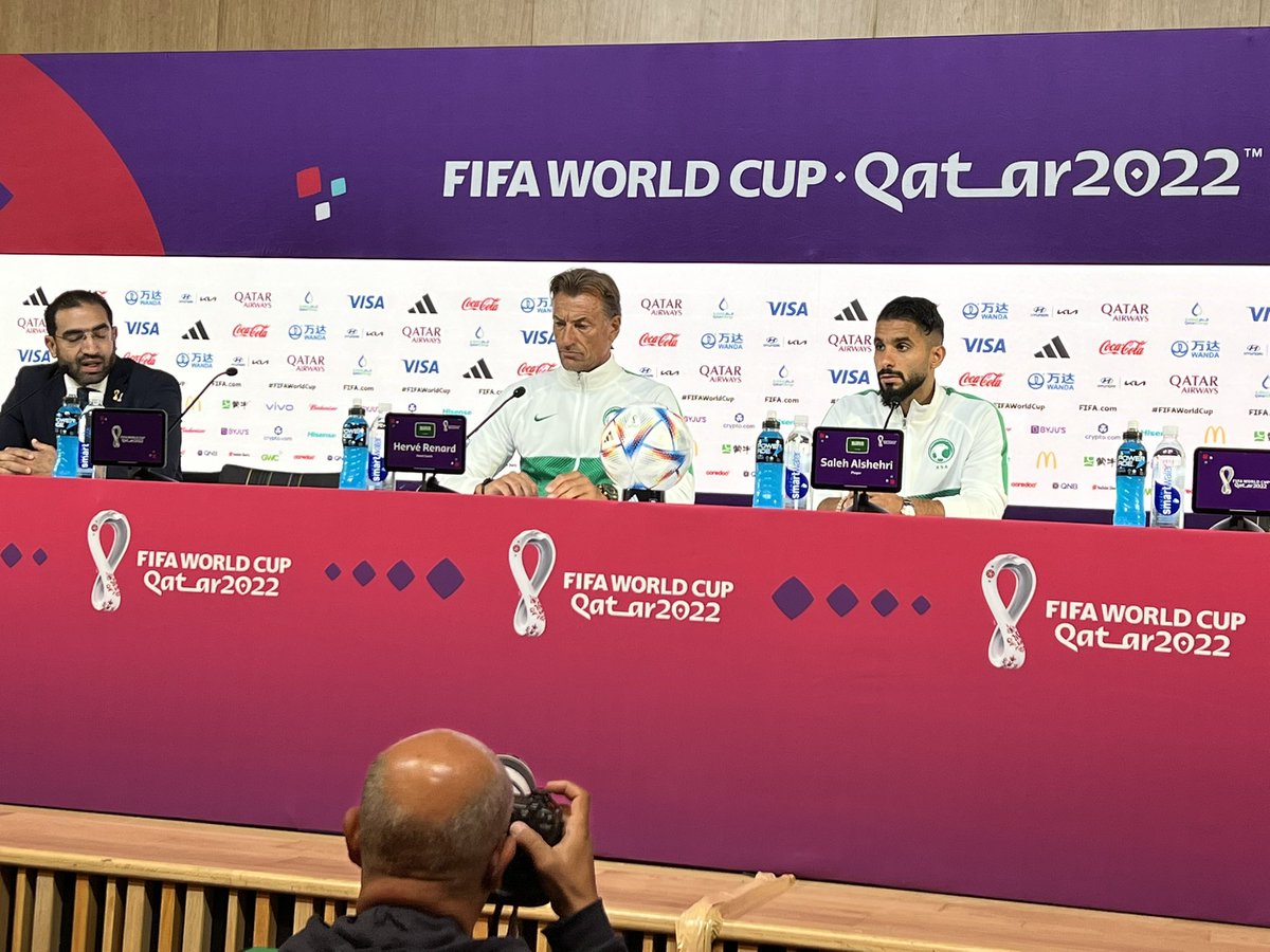 ahmad2man's tweet photo. 📸| صحافي فرنسي يوجه سؤال للشهري لقد اخذتم هدايا سيارة (شبح) ماهو اللون الذي اخترته؟
🎙️| صالح الشهري: 
غير صحيح نحن نلعب من أجل بلدنا ونقاتل من أجل #المنتخب_السعودي  وما ذكرته غير صحيح!
🎙️| رينارد يعقب: 
نحن لدينا اتحاد قدم مميز ووزارة رياضة منظمة ونحن نركز على اللعب. https://t.co/YPzY4PV5Xs