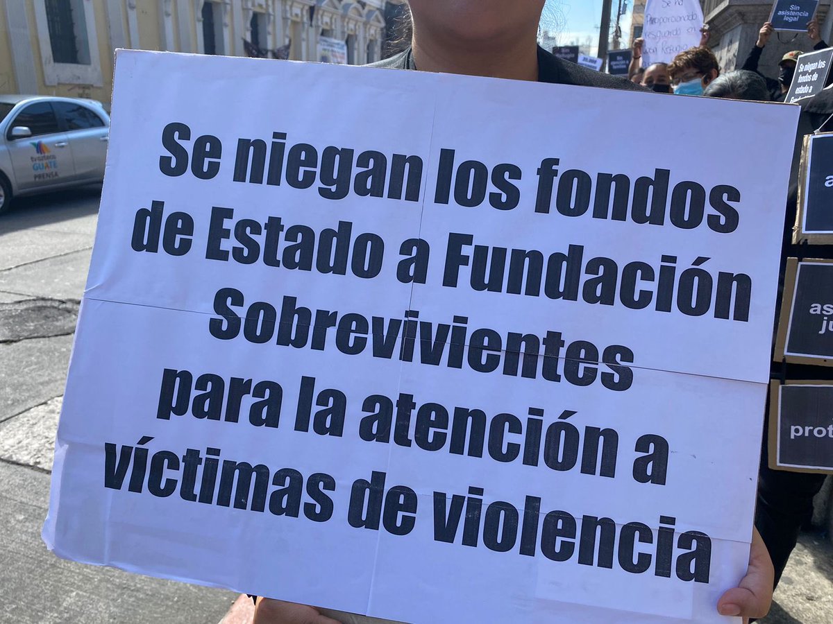 AztecaNoticiaGT's tweet photo. #Ahora | Cerca de 2 mil personas víctimas de violencia  quienes estaban siendo atendidas por Fundación Sobrevivientes dejarán de recibir atención ya que anunciaron que no podrán seguir al no contar con los fondos pues no fueron incluidos en el presupuesto 2023.

Vía: @ArlettG_ https://t.co/CbuxsMHP1T
