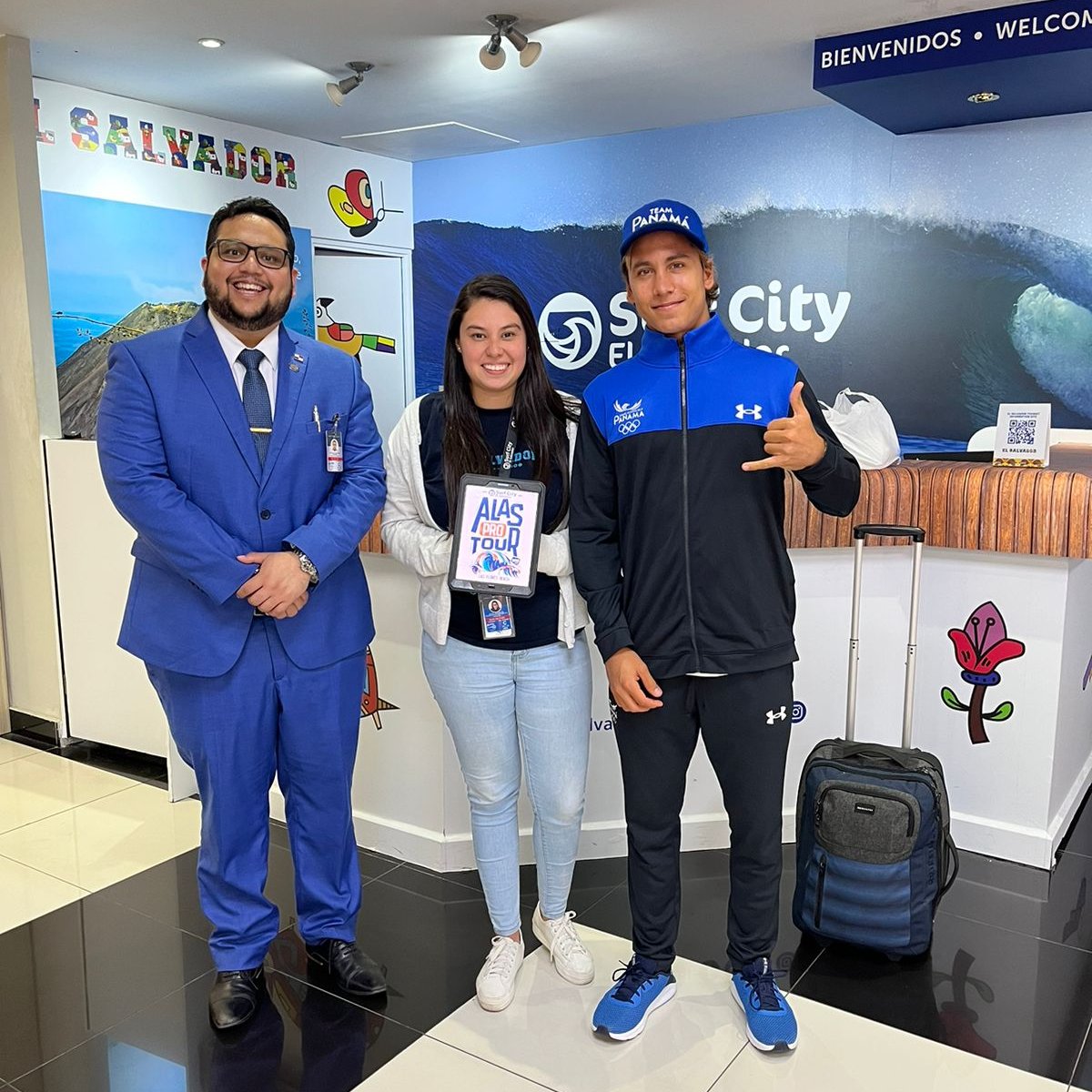 embpanamaeslv's tweet image. Nuestro Embajador S.E.@davidepalaciosp recibió a @taosurfing  que se integra a nuestro #EquipoPanamá 🇵🇦 en el evento internacional latinoamericano Surf City ALAS Pro Tour El Salvador 2022🇸🇻🏄🏿‍♂🏄🏽🌊🏆

@cancilleriapma