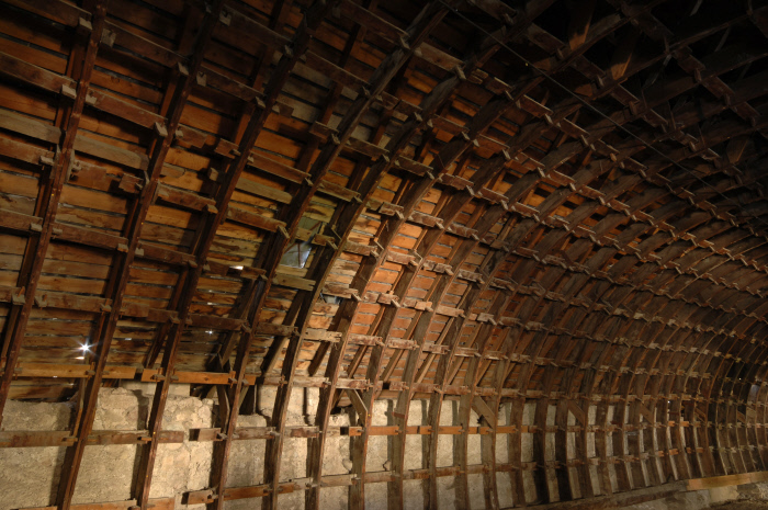 leCMN's tweet photo. Une charpente d'exception 🤩
Dans la caserne Rochambeau de #MontDauphin, au cœur des @hautesalpes, découvrez une impressionnante charpente de 250 m de long ! 
Sa spécificité ? Elle est composée de tout petits morceaux de bois (1,20 m maximum).
https://t.co/iePzzguXpZ https://t.co/iNAbX15pod