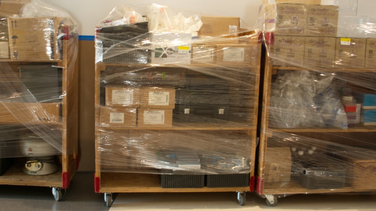 SilverStarMove's tweet image. Before moving, make sure all the items in your workplace are properly wrapped to help prevent any issues.

As easy as it looks, it takes some skill to ensure your items don’t get damaged.

Our experienced crew will carefully wrap everything to safeguard it throughout your move.