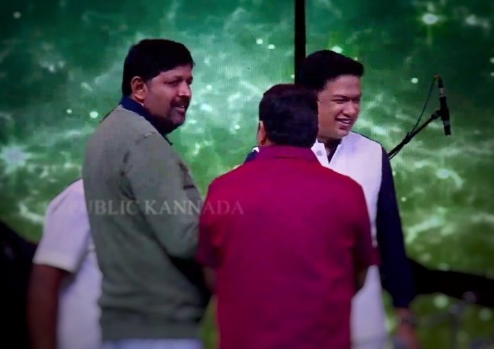 BGVER's tweet photo. ಕರುನಾಡ ಕನ್ನಡಿಗರ ವೇದಿಕೆ ಗೌರಿಬಿದನೂರು ರವರ ವತಿಯಿಂದ ಇಂದು ಕನ್ನಡ ರಾಜ್ಯೋತ್ಸವ  ಕಾರ್ಯಕ್ರಮಕ್ಕೆ ಭೇಟಿ ನೀಡಿ.
ಈ ಸಂದರ್ಭ
 ಕರ್ನಾಟಕದ ಗಾನ ಗಾಯಕರಾದ ವಿಜಯ್ ಪ್ರಕಾಶ್ ಅವರನ್ನು ವೇದಿಕೆಯಲ್ಲಿ ಭೇಟಿ ಮಾಡಿದ ಸಂದರ್ಭ. https://t.co/AkPwk5D6KM