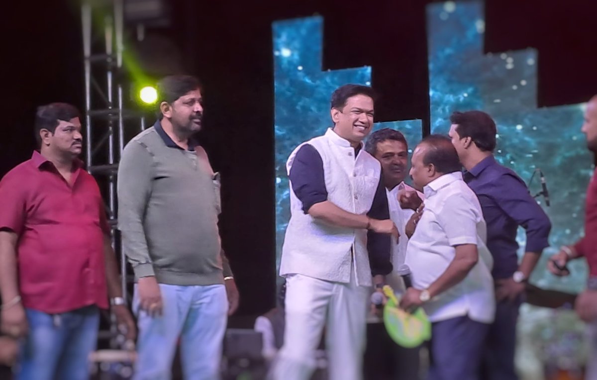 BGVER's tweet photo. ಕರುನಾಡ ಕನ್ನಡಿಗರ ವೇದಿಕೆ ಗೌರಿಬಿದನೂರು ರವರ ವತಿಯಿಂದ ಇಂದು ಕನ್ನಡ ರಾಜ್ಯೋತ್ಸವ  ಕಾರ್ಯಕ್ರಮಕ್ಕೆ ಭೇಟಿ ನೀಡಿ.
ಈ ಸಂದರ್ಭ
 ಕರ್ನಾಟಕದ ಗಾನ ಗಾಯಕರಾದ ವಿಜಯ್ ಪ್ರಕಾಶ್ ಅವರನ್ನು ವೇದಿಕೆಯಲ್ಲಿ ಭೇಟಿ ಮಾಡಿದ ಸಂದರ್ಭ. https://t.co/AkPwk5D6KM