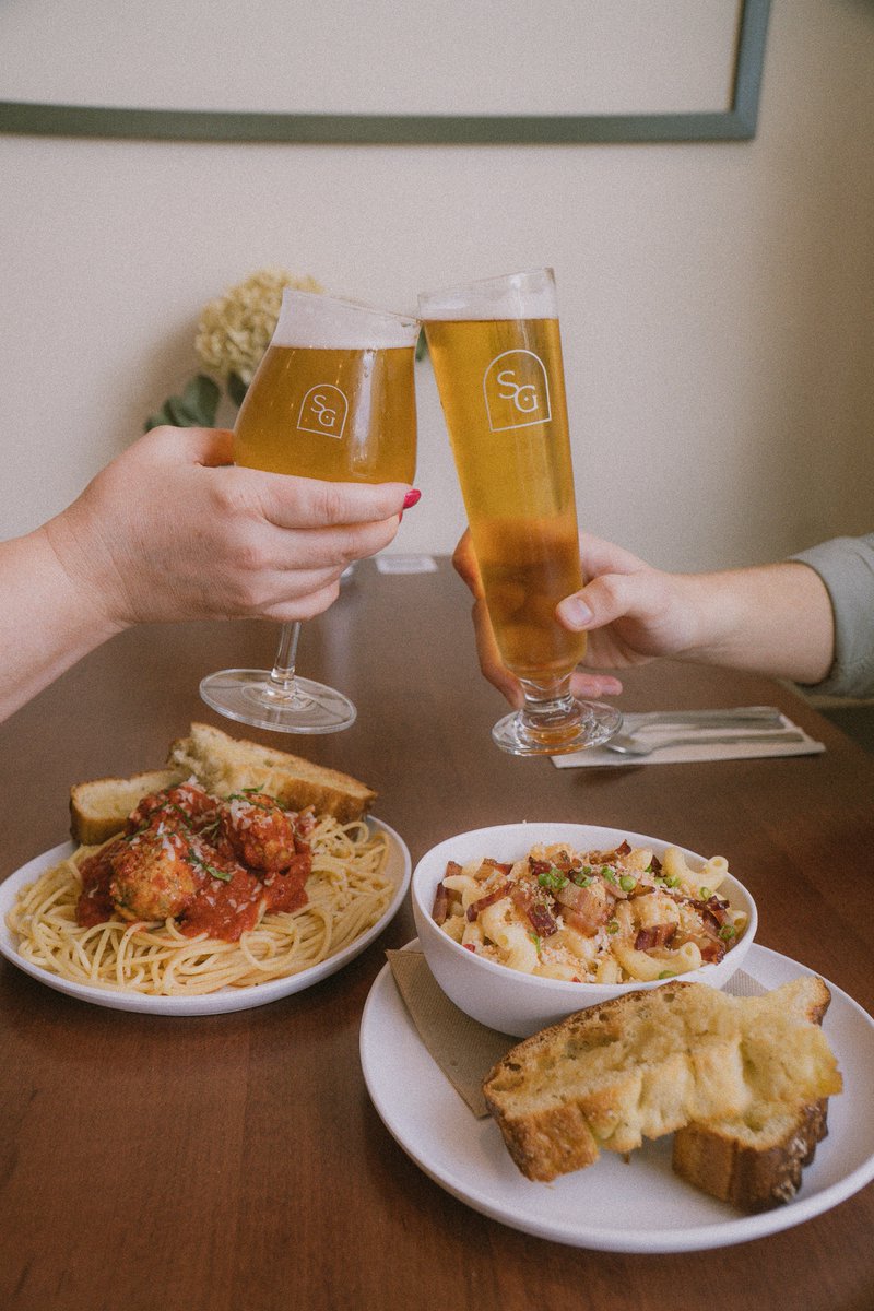 Team Spaghetti and Meatballs 🍝 or Macaroni and Cheese 🧀? 
Comment an emoji below with your vote. 
(🤫 you can add bacon to the mac n cheese 🤫)

#yyjfood #yyjbeer #bcbrewery #sidneybc