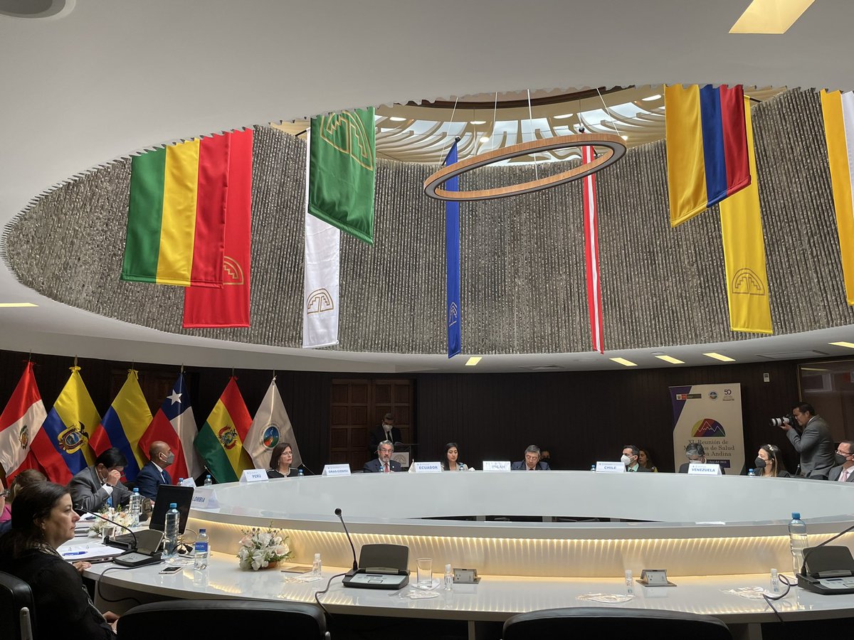 EmbajadaEcuPER's tweet photo. Acompañamos al ministro de @Salud_Ec en la XL Reunión de ministros de Salud del Área Andina #REMSAA y en la entrega de la presidencia pro témpore al Perú. 🇪🇨🤝🇵🇪
#JuntosPorLaSalud https://t.co/NvH9sjOkyL