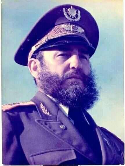 #Fidel vivió 90 años para demostrar que las utopías podían hacerse realidad, que los sueños de un mundo mejor eran posibles y que el paraíso celestial podía construirse en la tierra y para ello, no había lugar mejor que nuestra hermosa Isla.