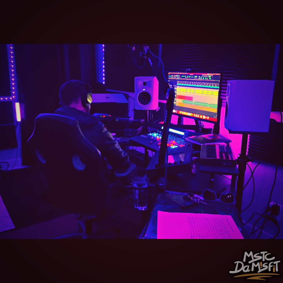 itsflyguyry's tweet photo. Someone told me it's Friday...
then I put my headphones back on
.
#motivation #hustle #weekendvibes #nosleep #purple #hiphop #music #passion #recordingstudio #hiphopculture #friday #losangeles #theculture #artist #ibrtakeover #producer #mstcdamisfit #musicstudio #illbottlerecords https://t.co/Zw8XoK0IJv