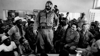 La democracia en el pensamiento de Fidel está en ese vínculo estrecho entre el dirigente y la población. #FidelVive <a href="/BetsyDazVelzqu2/">Betsy Díaz Velázquez</a> <a href="/EPCLaHabana/">Empresa Provincial de Comercio La Habana</a>