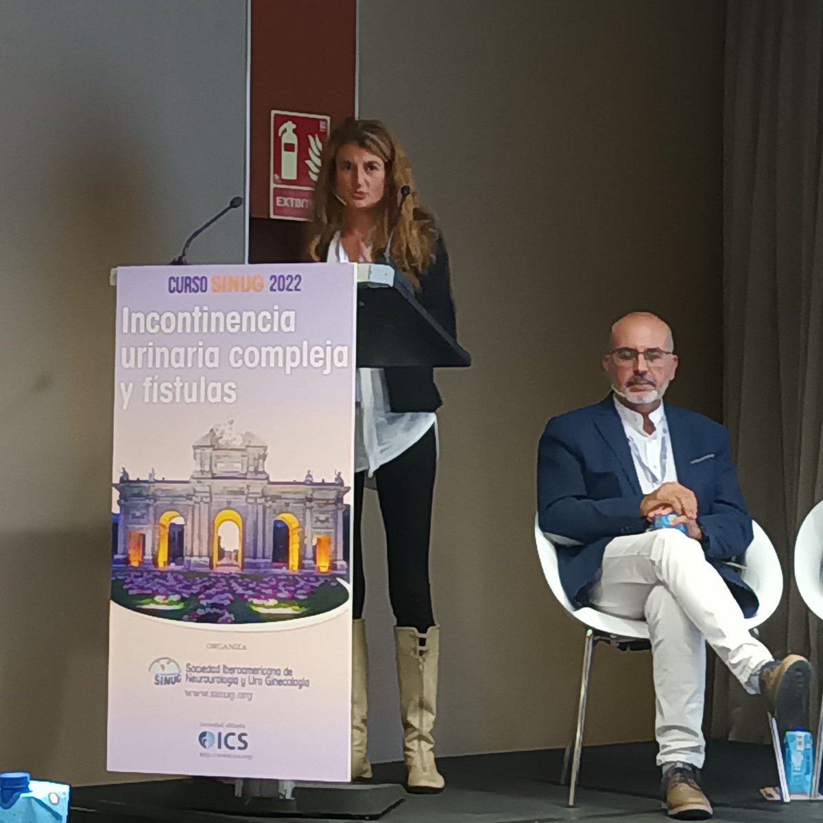 sinug_org's tweet photo. Arancha Torres durante el #CursoSINUG2022 presenta los modelos existentes para la formación de las #enfermeras en Uroginecología 
Sesión de #enfermeria #enfermeríadeprácticaavanzada
@AEEU_Enfuro #HospitalInfantaLeonor https://t.co/jA8djdV9sG