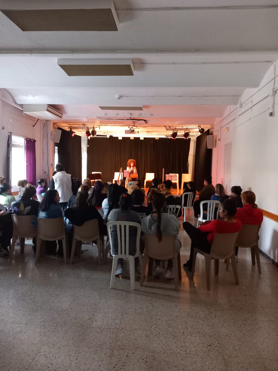 justiciacat's tweet photo. 🕊️Als centres penitenciàris també es reivindica l'Erradicació de la Violència envers les dones! Aquest matí una quarantena d'internes de Wad Ras han participat en activitats culturals en un programa inspirat en el 25-N

🤳Hi ha assistit el secretari de Mesures Penals @acaldero2 https://t.co/cnYnVCtadU