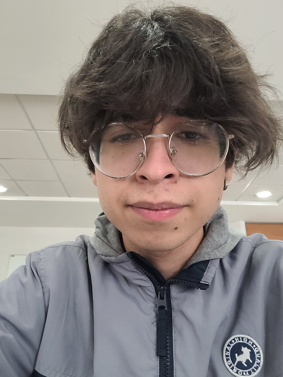 visiblefrog1513's tweet photo. Un hombre demasiado guapo agarro mi telefono y se saco una foto.
Frente a tanta belleza decidi subirla y guardar el hermoso momento para volver a ella una y otra vez. https://t.co/FjzTprH7IL