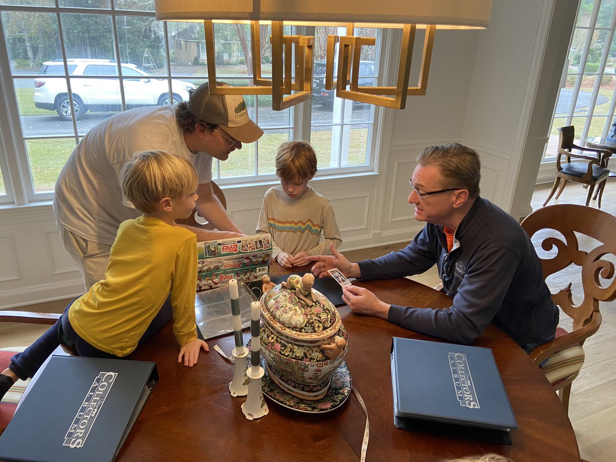 firstladycfb's tweet photo. Teaching the next generation about baseball @Topps cards.  @kingcfb https://t.co/AMgdkRr3yD