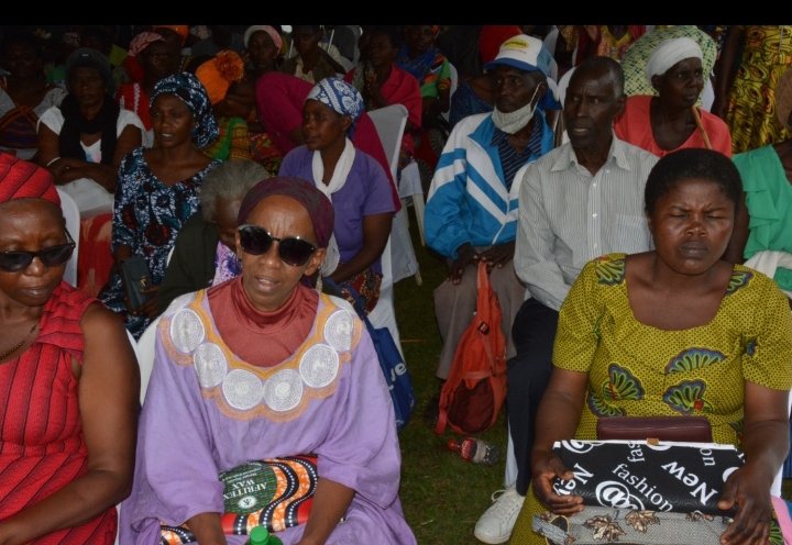 Gasabo_District's tweet photo. Uyu munsi Umufatanyabikorwa w'Akarere ka Gasabo Women Foundation Ministries bakoze igiterane cyo gushima Imana banifatanya  n'abaturage batishoboye batujwe mu Midugudu  ya Munini na Kamuhoza yo mu Kagari ka Shango na Gashinya muri Gasura  babaha ibiribwa, 1/2
@PudenceR https://t.co/WX9d6N1NVq