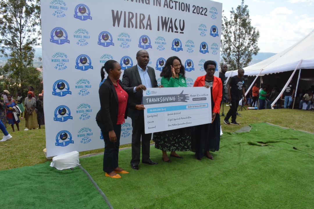 Gasabo_District's tweet photo. imyenda, ibikoresho by'isuku byose bifite agaciro  ka 17, 289, 500,  yatanze kandi cheque ya 10 M yo gushyigikira gahunda zigamije iterambere ry'abaturage. 2/2 https://t.co/VYLhavwPQX