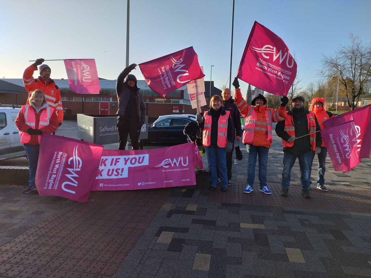 s77ud_m's tweet photo. @CWUnews Salford delivery office 👊 #standbyyourpost https://t.co/9hbSLCsJTx