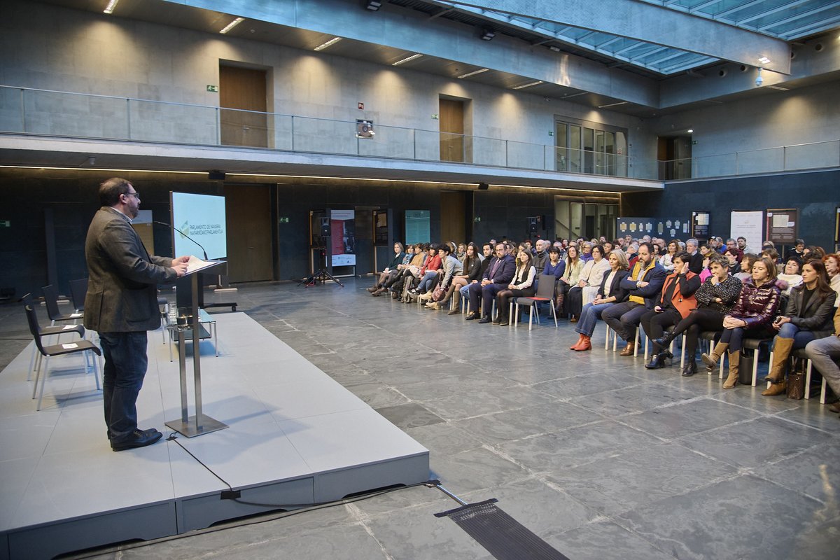 parlamentoNA's tweet photo. El Parlamento acoge la presentación de ‘Pioneras: mujeres tras una pancarta’, quinto documental de la serie Pioneras-Festa los de Bronce @BronceFesta @LosdeBronce 

✏️https://t.co/VwcGPFoiQ7 https://t.co/AkqSwg1IN0