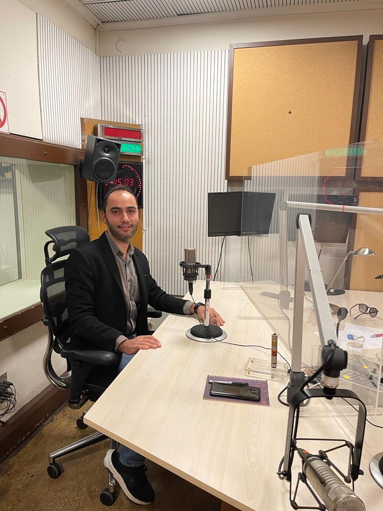 TRT Radyo 1'de yayınlanan "Yaşamı Fark Et" programı kapsamında Kübra Coşkun'la çeviri üzerine bir söyleşi yaptık🙂