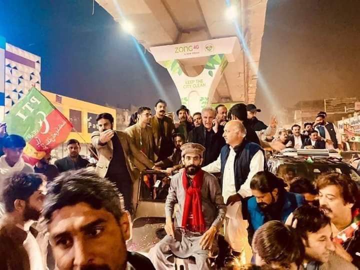 آج رات کی یہ صورتحال ہے تو سوچیں کل جب عمران خان صاحب عوام میں موجود ہونگے تو کیا مناظر ہونگے❤️✊
                           #یوم_انقلاب_26_نومبر
#چلو_چلو_پنڈی_چلو