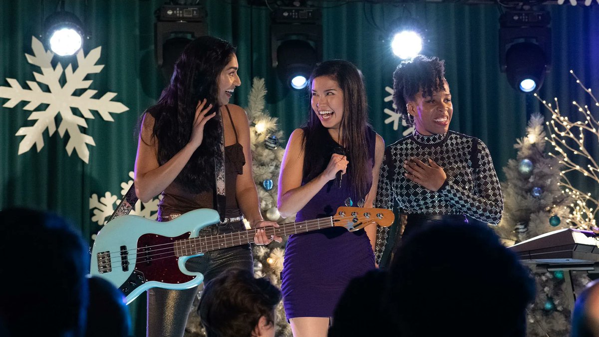 Get ready to travel back to 2008: The #Ottawa-shot film 𝙈𝙞𝙨𝙩𝙡𝙚𝙩𝙤𝙚 𝙏𝙞𝙢𝙚 𝙈𝙖𝙘𝙝𝙞𝙣𝙚, produced by <a href="/neshamaent/">Neshama Entertainment</a> and local production company <a href="/1dept1/">@1dept</a>, is now streaming on Crave! buff.ly/3i79ew5 #FilmOttawa #MistletoeTimeMachine