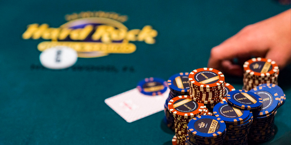 WPT's tweet image. Cards are in the air for Day 1A of our $3,500 @WPT #RockNRollPokerChampionship @SHRHollyPoker @HardRockHolly!🎸

There's already 283 players in the field with late registration open until the start of Level 9 (9:15pm approx.)

Live Updates⚡️: wpt.co/HollyUpdates