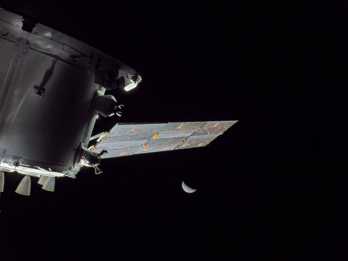 Flight day 9. The Moon and the Earth seen from solar wing cameras on Orion's @ESA service module. Watch live views from Orion at go.nasa.gov/artemislive