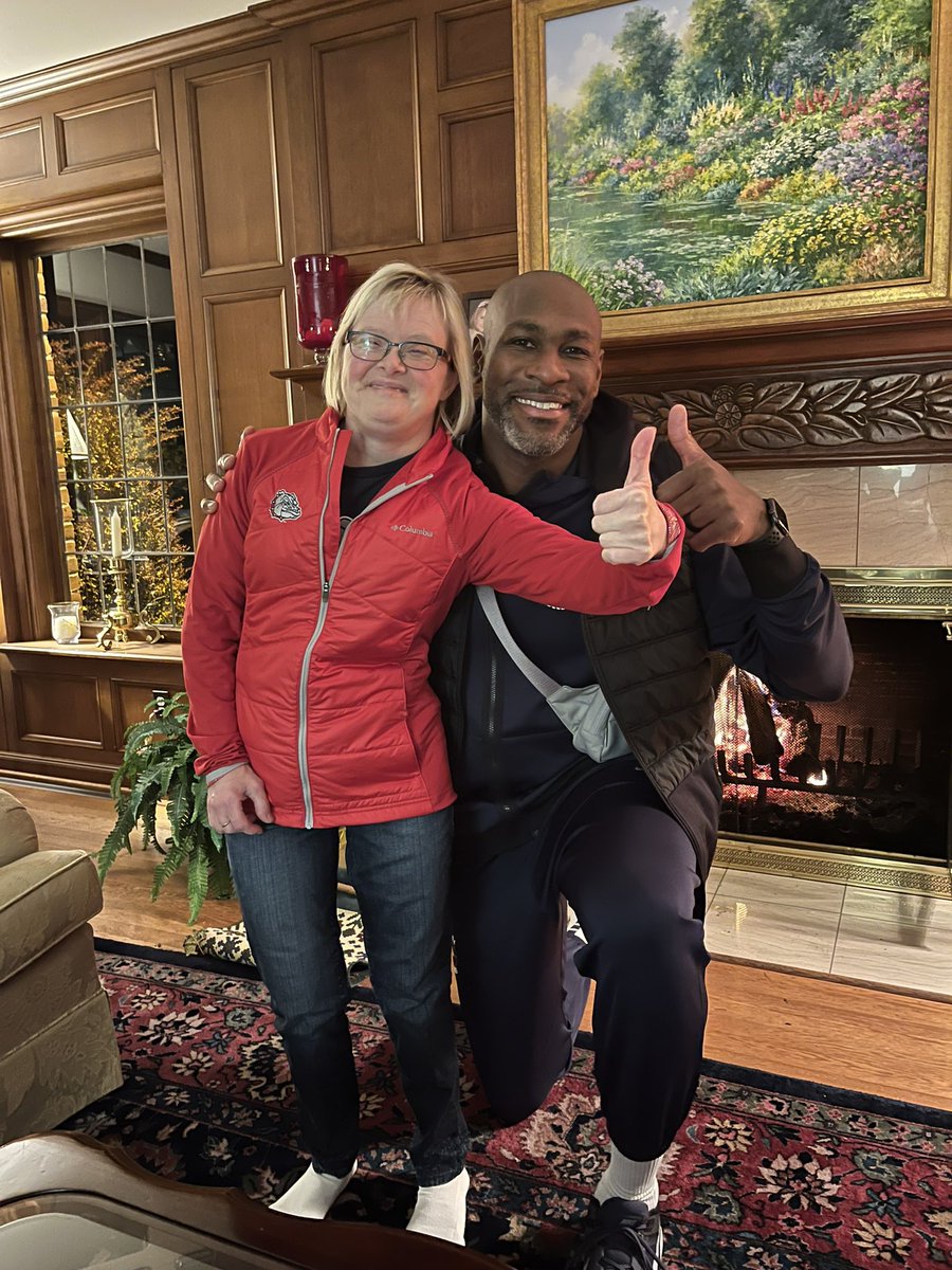 RogerPowellJr's tweet photo. Such an honor to meet and hang out with this amazing woman and Zag Great Fan Karen Gaffney last night!!! Why we do it!!! Go Zags!!!🐶 https://t.co/dzPyKSbWTy