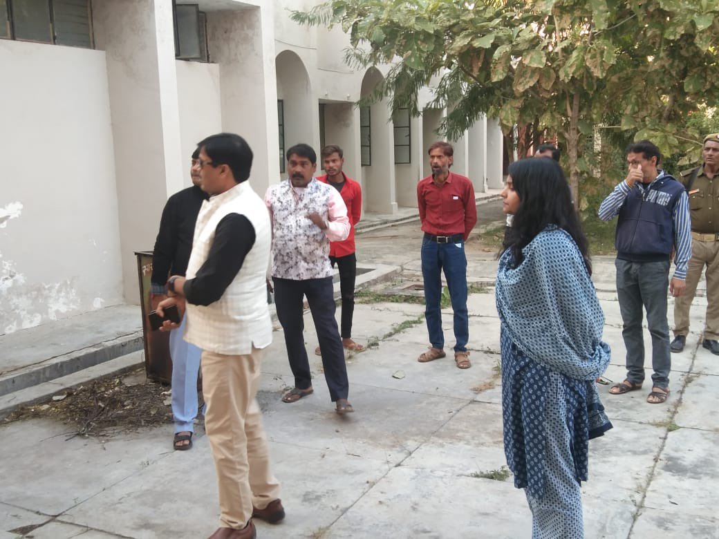 sdm_shweta's tweet photo. आज श्रीमान अपर जिलाधिकारी @rp_pcs महोदय के द्वारा नगरीय निकाय चुनाव की तैयारियों के संबंध में स्थलीय निरीक्षण कर आवश्यक दिशानिर्देश दिए गए।
#Mahoba #charkhari #dmmahoba #election https://t.co/LHN3AHQmaj