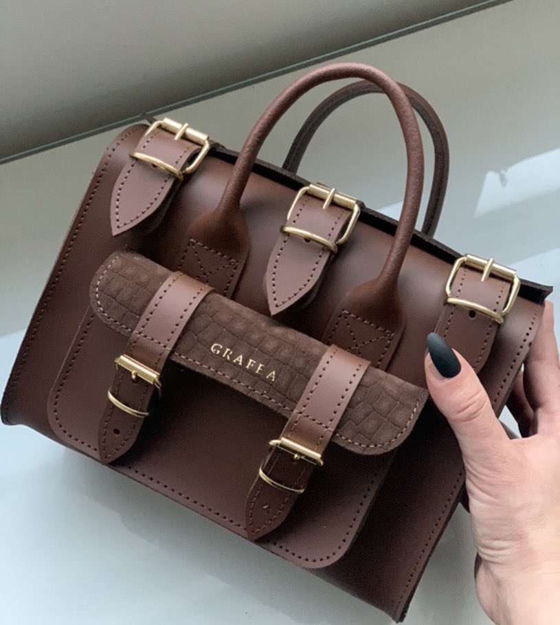 🥳CONCOURS🥳

Hello tout le monde !! 
Avec Grafea on a décidé de faire un concours pour vous faire gagner le sac de votre choix ☃️! ❤️

1. Like et RT ce tweet
2. Follow @FernanLaurence et <a href="/GRAFEA/">Grafea</a> 
3. Mentionne quelqu’un 

3 gagnant seront annoncés dans 48h ❤️‍🩹