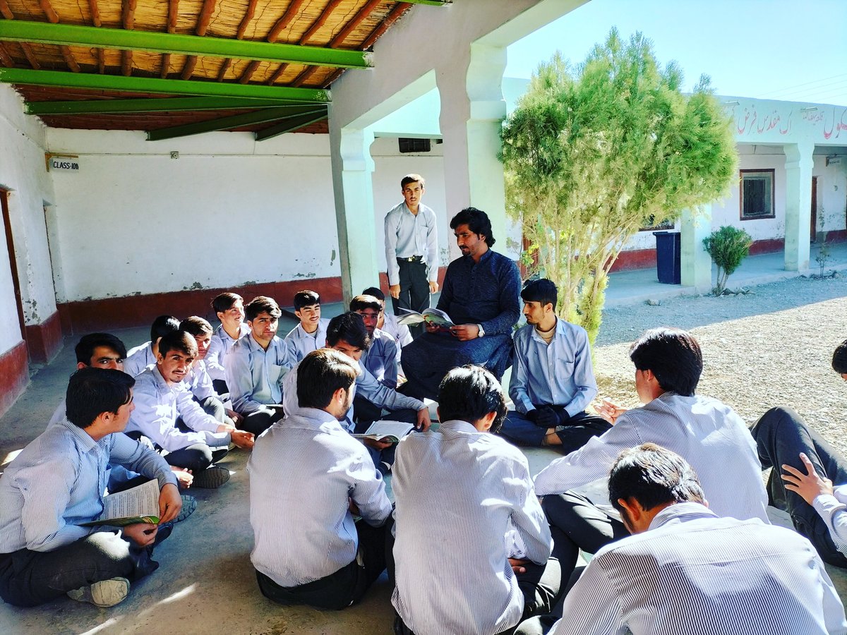 EssarKakar1's tweet photo. د پښتون قام تاريخ په رياستي نصاب کښې بيخي شته نه ، زه د تاريخ ديو واړه لوستونکي او ديو استاد په توګه خپلو شاګردانو ته هر وخت پر دې خبره کوم چي زموږ ته��يب يې له موږه جدا کړی دی ،زموږ قامي تشخص او ثقافت اوس زموږ نوی نسل ته يو نابلده څيز ښکاري ،موږ بايد پو شو چي  
#AliWazirOurHero https://t.co/w6Bsf33xkO