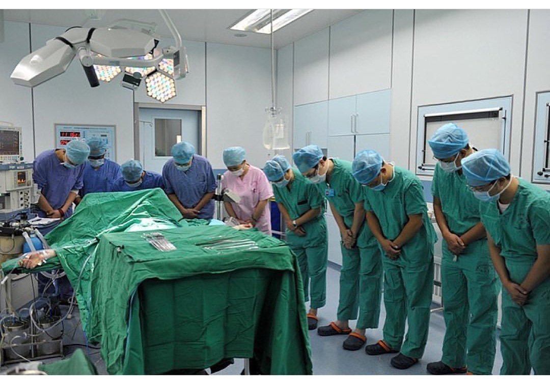 aviraljain12's tweet photo. Hospital staff bows for organ donor https://t.co/vl6BnJeWET