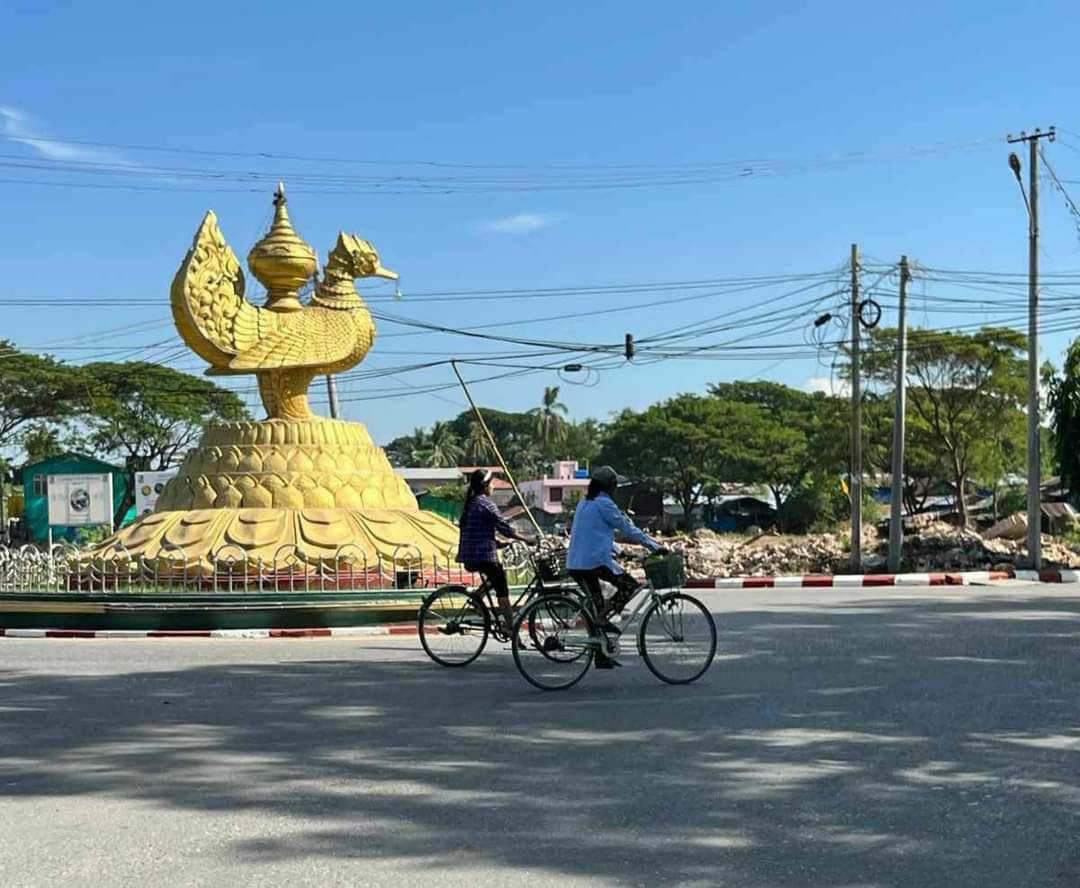 yuri_yukimura's tweet photo. Military troops destroyed the old Islam graveyard in Hinthada tsp, following a military truck was mined in the vicinity, reportedly.  #2022Nov25Coup #HelpMyanmarIDPs #WhatsHappeningInMyanmar https://t.co/7G0cJDM3v1