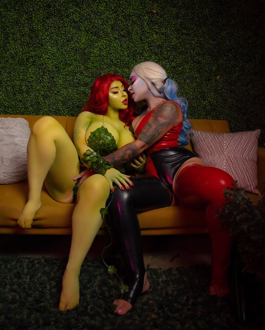 Poison Ivy X Harley Quinn 45 image photo set is dropping tonight on 0F &amp; Fansly featuring @MidnaAsh 🌿&diams;️